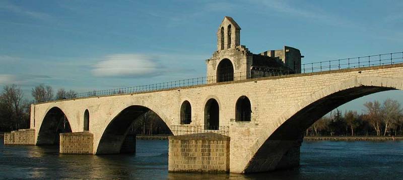 sur le pont d'avignon on y danse tourisme visite